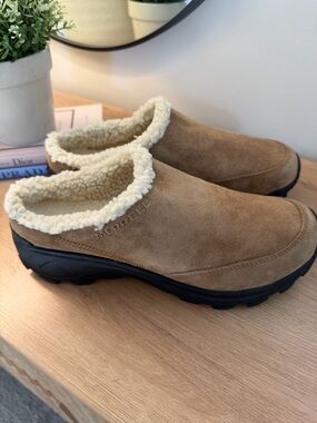Women’s Merrell Tan Suede Shearling-Lined Clog BN